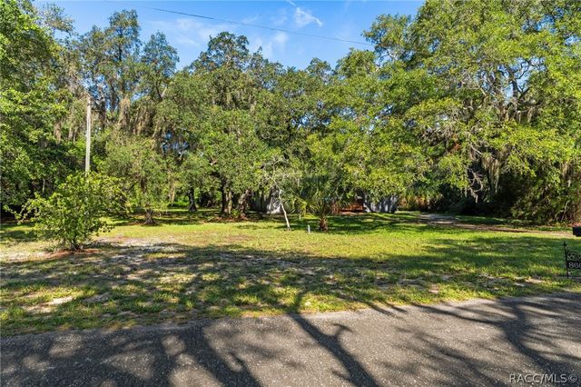 8668 N Elmtree Avenue, Crystal River, FL 34428