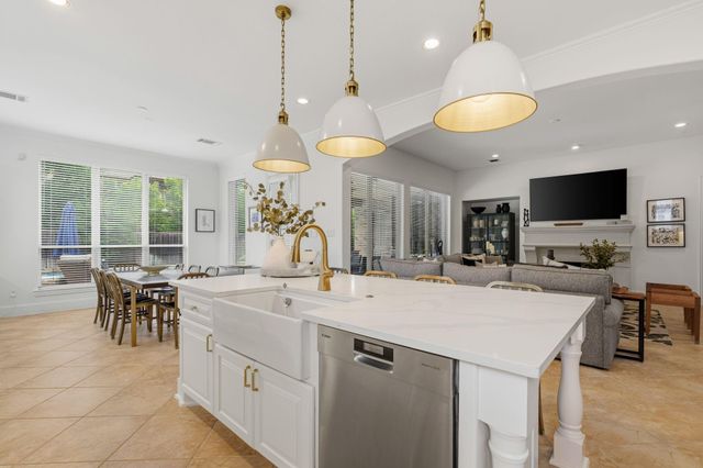 34 N Player Manor Cir, Spring, TX 77382