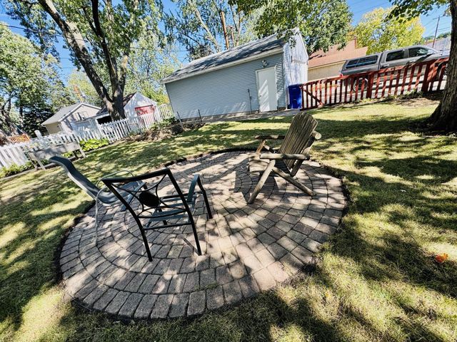 1444 Saint Albans Street N, Saint Paul, MN 55117
