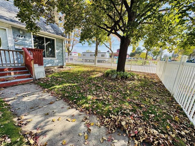 1444 Saint Albans Street N, Saint Paul, MN 55117