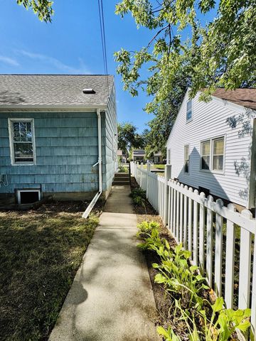 1444 Saint Albans Street N, Saint Paul, MN 55117