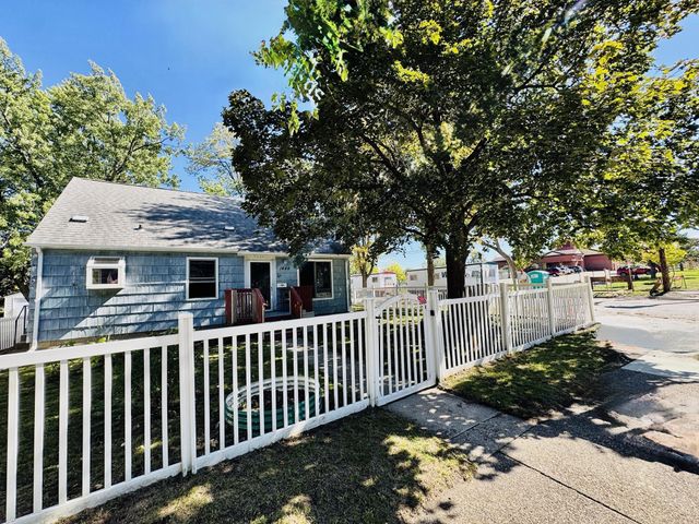 1444 Saint Albans Street N, Saint Paul, MN 55117