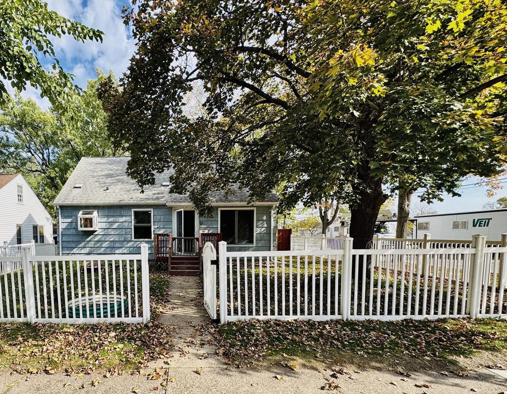 1444 Saint Albans Street N, Saint Paul, MN 55117 — exterior