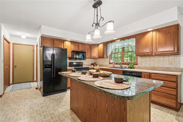 4084 Crest View NE, Solon, IA 52333