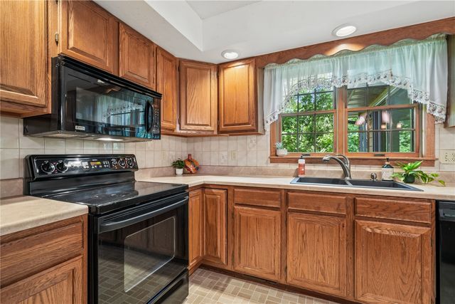 4084 Crest View NE, Solon, IA 52333