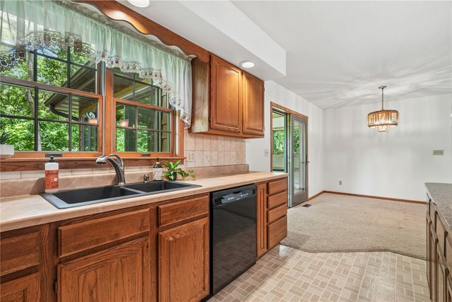 4084 Crest View NE, Solon, IA 52333