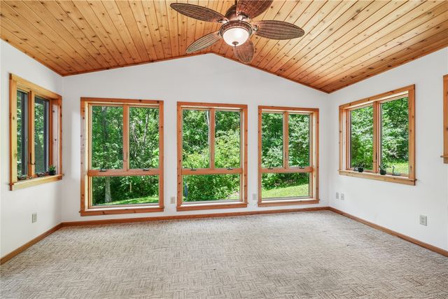 4084 Crest View NE, Solon, IA 52333