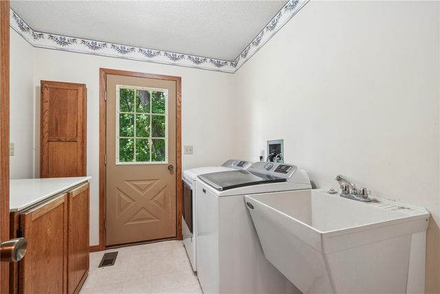 4084 Crest View NE, Solon, IA 52333