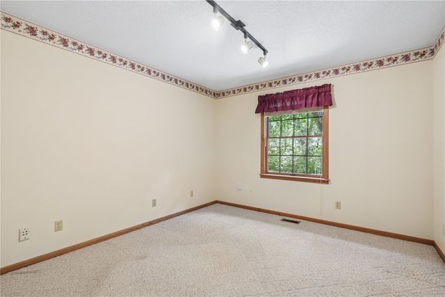 4084 Crest View NE, Solon, IA 52333