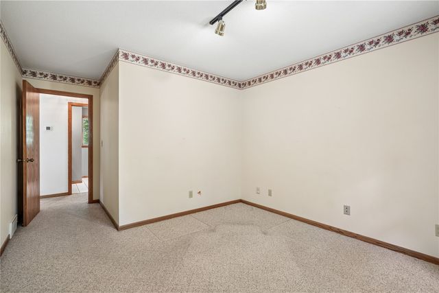 4084 Crest View NE, Solon, IA 52333