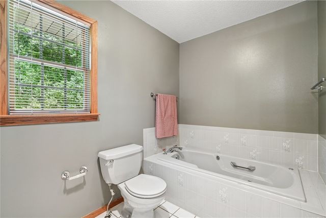 4084 Crest View NE, Solon, IA 52333