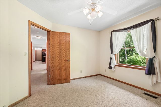 4084 Crest View NE, Solon, IA 52333