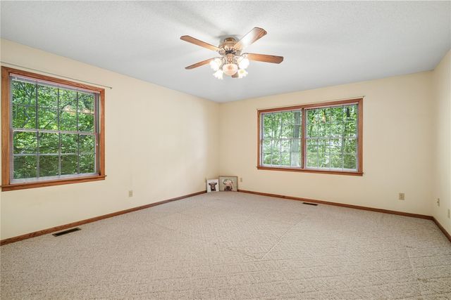 4084 Crest View NE, Solon, IA 52333