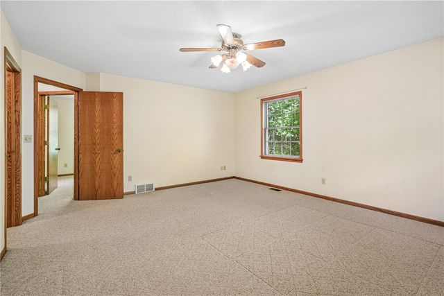 4084 Crest View NE, Solon, IA 52333