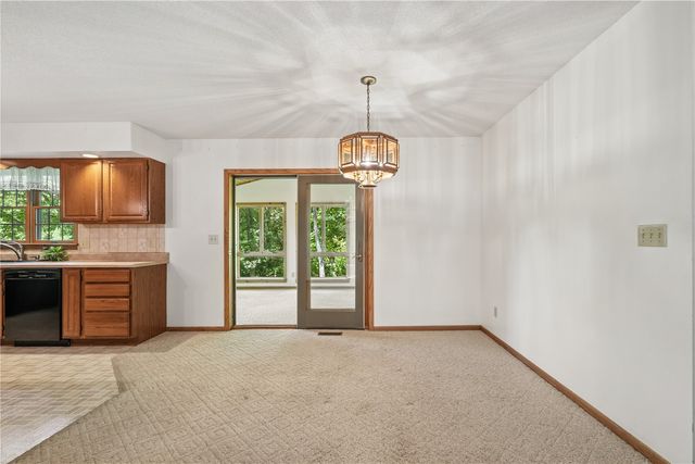 4084 Crest View NE, Solon, IA 52333