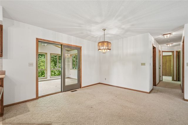 4084 Crest View NE, Solon, IA 52333