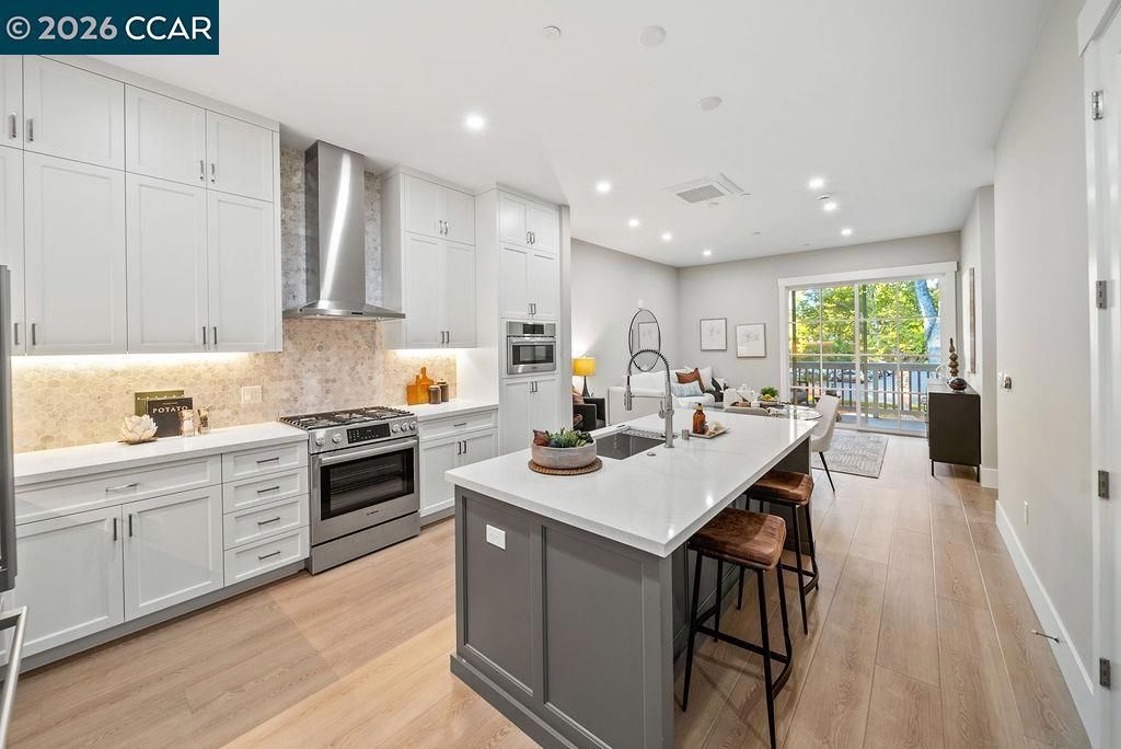 Image 7 of property listing at 600 Hartz Ave 201, Danville, CA 94526