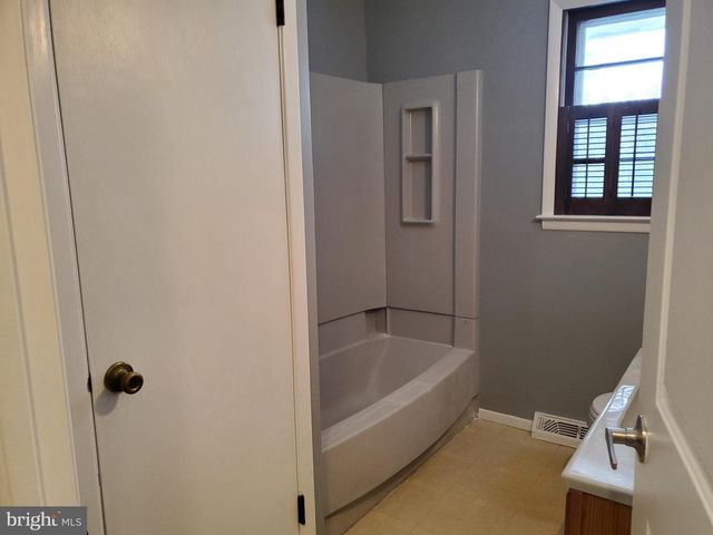 203 CHESTNUT AVE, Berlin, NJ 08009