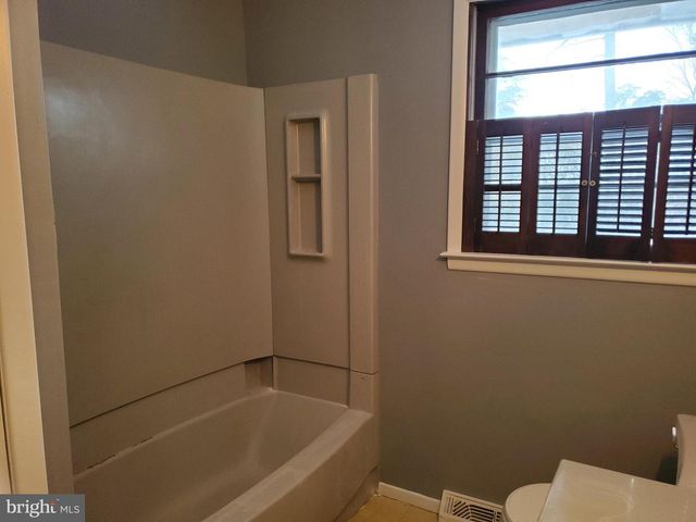 203 CHESTNUT AVE, Berlin, NJ 08009