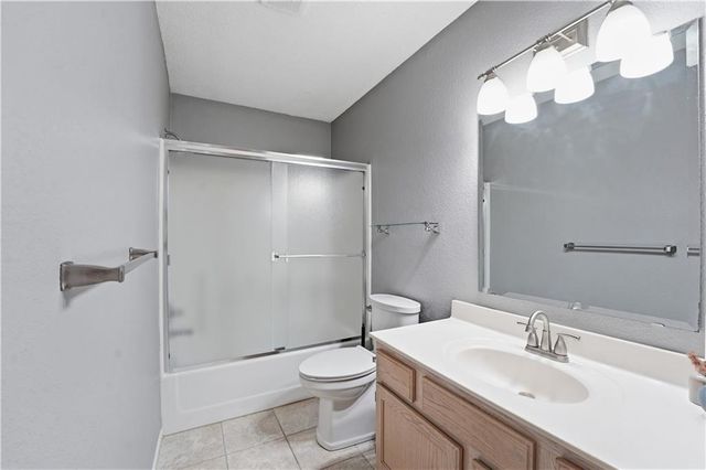 5683 NW Plantation Lane 194-B, Lee's Summit, MO 64064