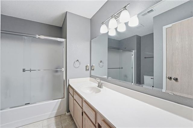 5683 NW Plantation Lane 194-B, Lee's Summit, MO 64064