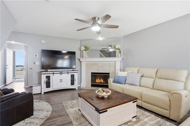 5683 NW Plantation Lane 194-B, Lee's Summit, MO 64064