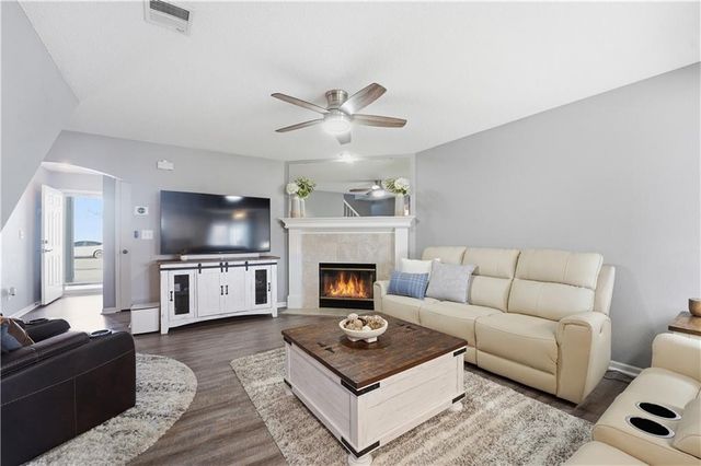 5683 NW Plantation Lane 194-B, Lee's Summit, MO 64064