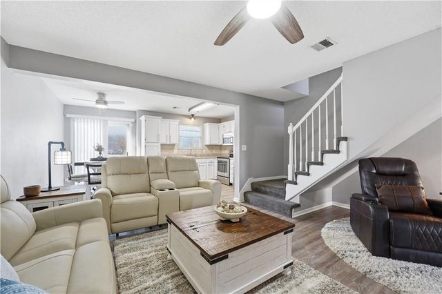 5683 NW Plantation Lane 194-B, Lee's Summit, MO 64064