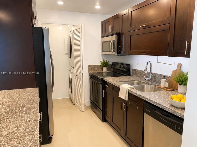 100 Lakeview Drive 316, Weston, FL 33326