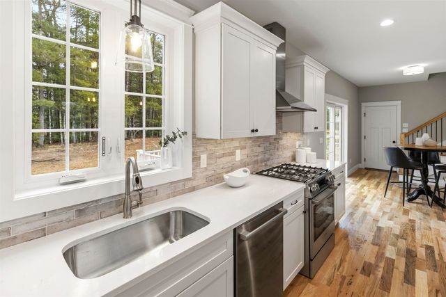 8 Stone Creek Drive, Brentwood, NH 03833