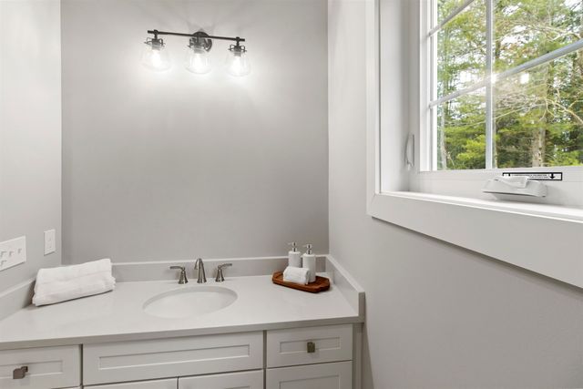 8 Stone Creek Drive, Brentwood, NH 03833
