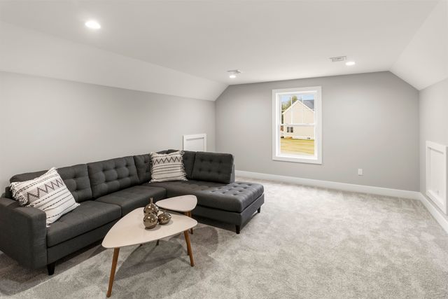 8 Stone Creek Drive, Brentwood, NH 03833