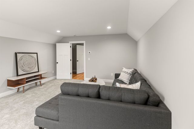 8 Stone Creek Drive, Brentwood, NH 03833