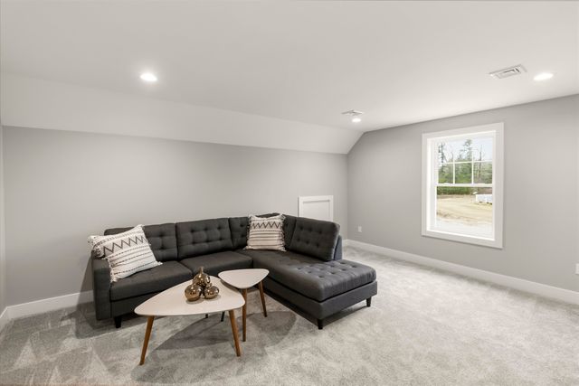8 Stone Creek Drive, Brentwood, NH 03833