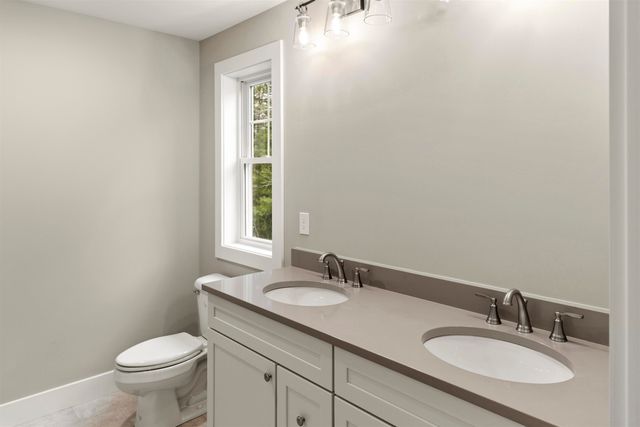 8 Stone Creek Drive, Brentwood, NH 03833