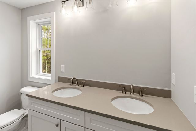8 Stone Creek Drive, Brentwood, NH 03833