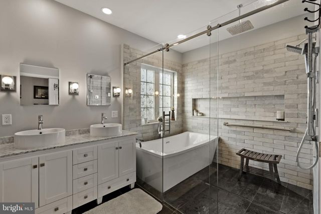 8 WHITE TAIL PATH, Lancaster, PA 17602