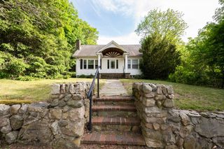 25 Milford St, Medway, MA 02053