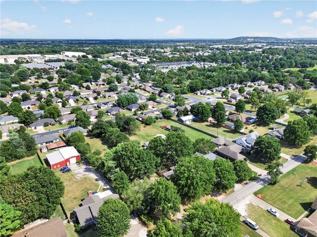 515 Oakwood Street, Lowell, AR 72745