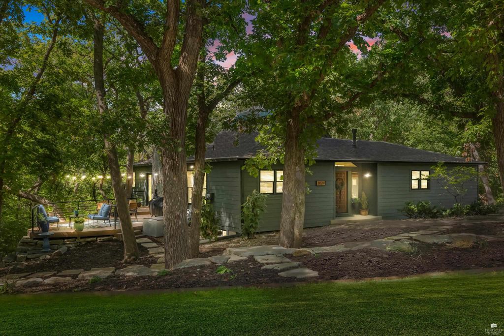 3024 Briaroak Road, Manhattan, KS 66502