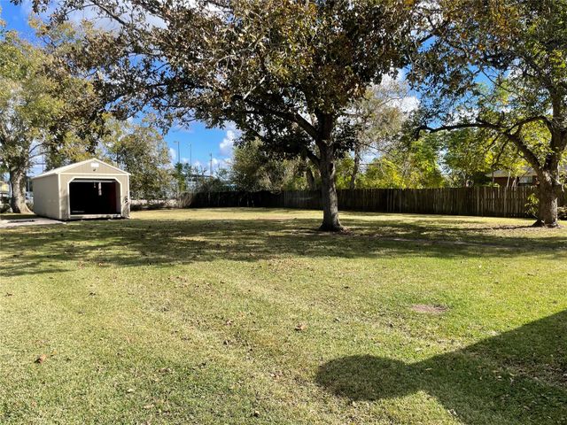 1004 Elm, Sweeny, TX 77480