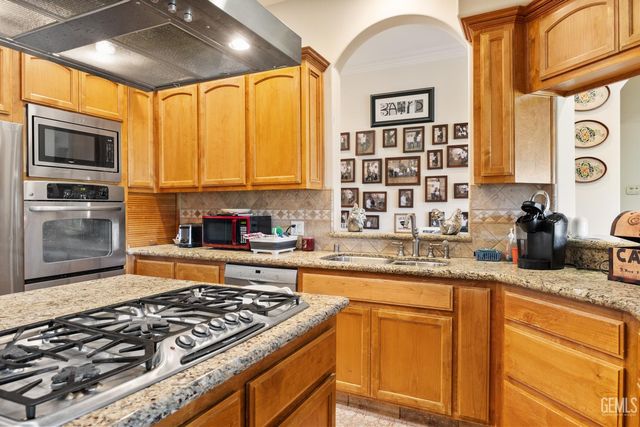 434 Bella Posta Drive, Bakersfield, CA 93308