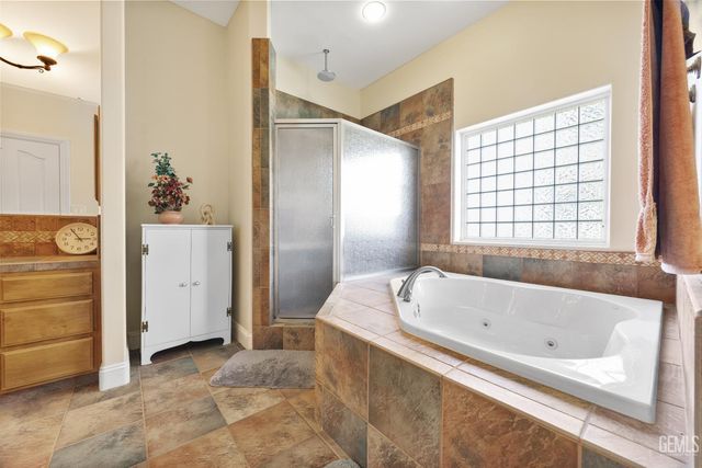 434 Bella Posta Drive, Bakersfield, CA 93308