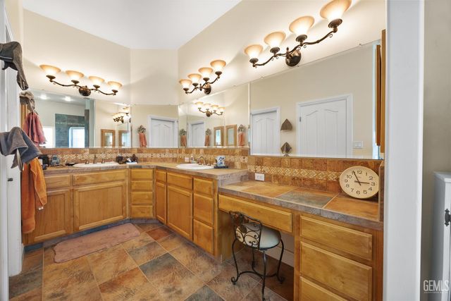 434 Bella Posta Drive, Bakersfield, CA 93308