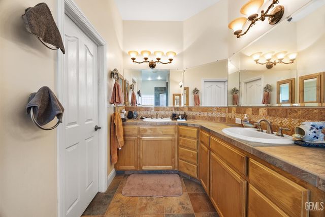 434 Bella Posta Drive, Bakersfield, CA 93308