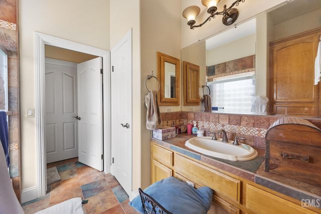 434 Bella Posta Drive, Bakersfield, CA 93308