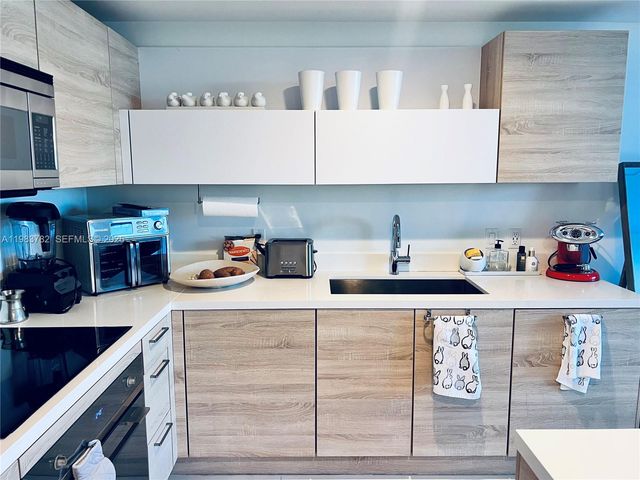 16385 BISCAYNE BLVD 303, Sunny Isles Beach, FL 33160