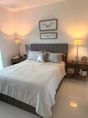 16385 BISCAYNE BLVD 303, Sunny Isles Beach, FL 33160