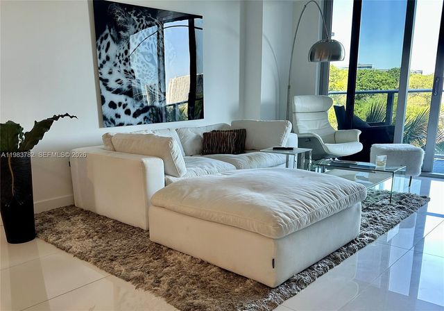 16385 BISCAYNE BLVD 303, Sunny Isles Beach, FL 33160