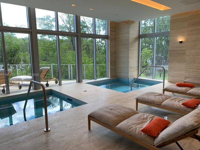 16385 BISCAYNE BLVD 303, Sunny Isles Beach, FL 33160